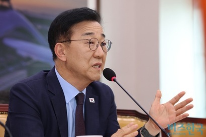 김윤덕 국토교통부 장관 후보자는 양평고속도로 종점 변경 의혹에 대해 “국토부에서 해야 할 일이 있다면 반드시 하겠다”고 밝혔다. 7월 29일 국회 인사청문회에서 질의 응답 중인 김윤덕 후보자. 사진=박은숙 기자