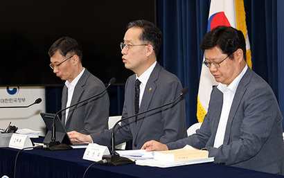 이형일 기획재정부 1차관이 7월 29일 정부세종청사 민원동 브리핑실에서 2025 세제 개편안 상세 브리핑을 하고 있다. 오른쪽부터 조만희 조세총괄정책관, 이 차관, 박금철 세제실장. 사진=연합뉴스