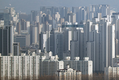 한국부동산원 아파트 거래 현황에 따르면 강남·서초·송파구의 2025년 1~5월 증여 건수가 총 898건으로, 작년 같은 기간 428건과 비교해 두 배 이상 증가했다. 사진은 서초구, 강남구 일대 아파트 모습. 사진=연합뉴스