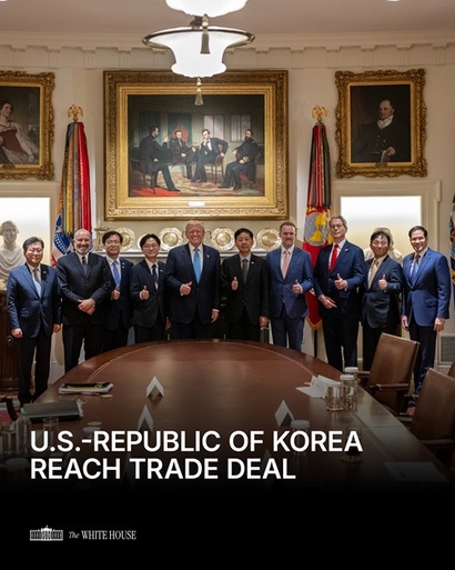 새 관세가 적용되면서 국내 기업들의 글로벌 생산 전략에도 변화가 일 것으로 예상된다. 도널드 트럼프 미국 대통령이 지난달 30일(현지시간) 백악관에서 한국 협상단과 기념 촬영을 하고 있다. 사진=X(엑스) 백악관 공식 계정