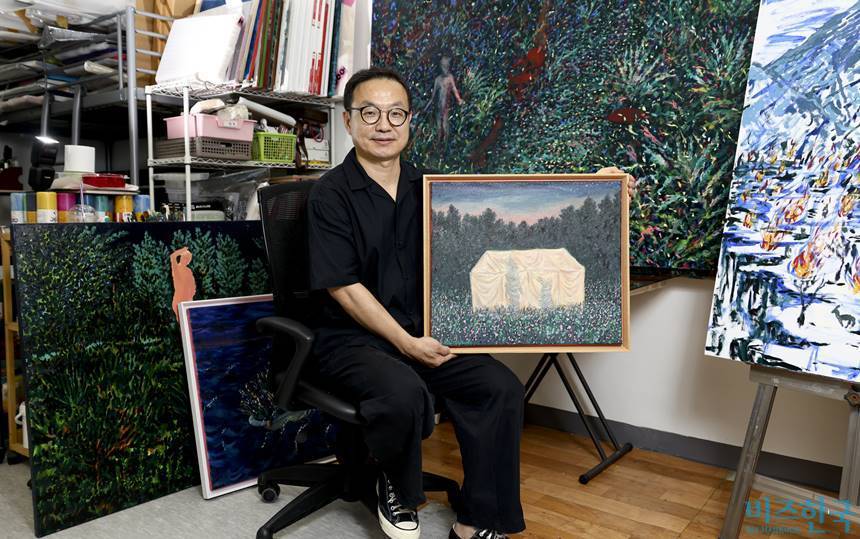 김호준 작가의 그림에는 형상도 보이고 다양한 색채로 다듬어진 풍경이 등장하는데 서사적 구조는 찾을 수 없다. 시적 구성으로 연출한 풍경이기 때문이다. 사진=박정훈 기자