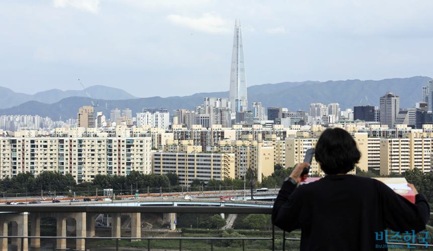 우리나라 재건축 최대어로 꼽히는 서울 강남구 압구정3구역(사진) 조합원들이 최근 아파트 부지 소유권을 찾기 위해 현대건설을 상대로 소송을 제기한 것으로 비즈한국 취재 결과 확인됐다. 사진=박정훈 기자