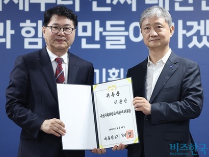 지난 6월 16일 이한주 ​국정기획위원회 ​위원장(왼쪽)이  사회1분과장을 맡은 이찬진 제일합동법률사무소 변호사에게 위촉장을 수여했다. 이찬진 변호사는 14일 금융감독원장에 임명됐다. 사진=임준선기자