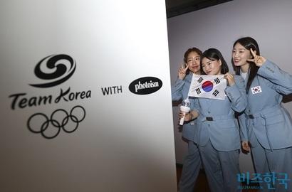지난해 7월 올림픽공원 올림픽홀에서 ‘2024 파리올림픽 선수단 결단식’이 열린 가운데 여자 사격 선수들이 기념촬영을 하고 있다. 사진=박정훈 기자
