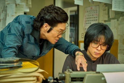 영화의 상업적 성공이 최우선인 영화사 대표 구중호와 벗기는 영화일지언정 자신의 예술관을 담은 영화를 만들고 싶은 신인 감독 곽인우. 사진=넷플릭스 제공