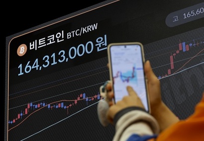 가상자산이 제도권 금융으로 편입되는 흐름이 빨라지고 있다. 미국의 비트코인 현물 ETF 출시에 이어 국내에서도 한국형 ETF 도입 논의가 본격화됐으며, 스테이블코인 역시 결제·송금부터 자산 토큰화, 디파이(탈중앙화 금융)까지 활용 가능성이 주목받고 있다. 사진=박정훈 기자