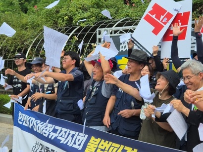 8월 28일 원고 측 승소 후 가진 기자회견에서 한전KPS 비정규직 노동자가 하도급 계약서를 찢어 던지는 퍼포먼스를 하고 있다. 사진=김민호 기자