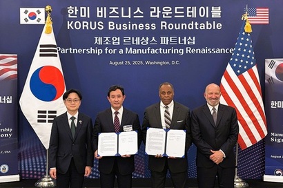 록히드마틴이 고려아연과 게르마늄 공급망 MOU를 체결한 것은 중국 의존에서 벗어나 안정적인 핵심 소재 확보를 위한 전략적 결정이다. 게르마늄은 F-35 전투기, 재블린 미사일 등 첨단 무기 체계의 적외선 장비에 필수적인 소재지만 전 세계 생산의 대부분을 중국이 장악하고 있다. 고려아연과 록히드마틴의 게르마늄 MOU 조인식. 사진=고려아연 제공