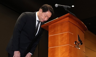 개인정보 유출로 역대 최대 과징금을 부과받은 SK텔레콤은 단기 실적 부진과 외국인 매도세에도 불구하고 과징금 규모가 예상보다 낮아 불확실성이 해소됐다는 평가를 받고 있다. 지난 5월 해킹 사고가 불거진 당시 대국민 사과를 하는 최태원 SK그룹 회장. 사진=박정훈 기자