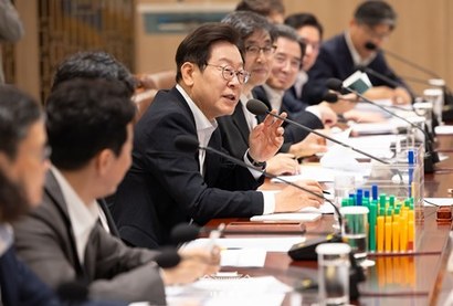 이재명 대통령은 지난 13일 용산 대통령실에서 열린 나라 재정 절약 간담회에서 “공공기관 통폐합도 대대적으로 해야 할 것 같다”고 지적했다. 사진=대통령실