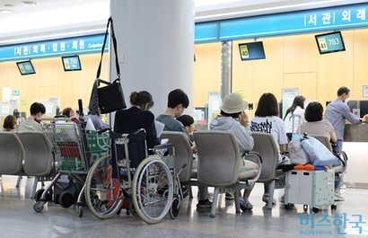3년 만에 건강보험료가 인상됐다. 보험료율은 기존보다 1.48% 오른 7.19%로 결정됐다. 사진은 지난 7월 16일 오후 서울의 한 상급종합병원에서 환자와 이용객들이 입퇴원을 기다리고 있는 모습. 사진=임준선 기자
