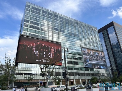 KT 광화문빌딩에 대형 전광판이 설치된 가운데 광화문스퀘어 프로젝트에 따라 이 일대에는 대형 스크린과 기둥형 광고 시설물이 순차적으로 들어선다. 사진=강은경 기자