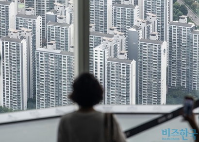 이재명 정부가 출범 이후 첫 번째 주택 공급대책을 내놨다. 향후 5년간 수도권에서 신규 주택을 매년 27만 가구씩 총 135만 가구 공급하겠다는 청사진이다. 사진은 서울 송파구 롯데월드타워에서 바라본 서울 시내 아파트 단지 전경. 사진=최준필 기자