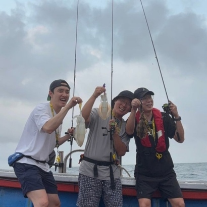 ‘나는 일반인이다’ 여름 편엔 도경수가 함께해 제주도에서 무늬오징어 낚시를 즐기는 모습을 보였다. 한 번 연을 맺은 출연진들을 헤쳐 모여 식으로 다시 접붙여 새로운 매력을 선보이는 게 나영석 콘텐츠의 특징이기도 하다. 사진=채널십오야 화면 캡처