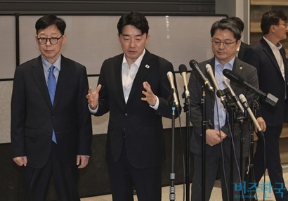 미국 조지아주에서 이민단속으로 체포·구금됐다 풀려난 현대차그룹-LG에너지솔루션 합작 배터리공장 건설 현장 직원들이 12일 오후 인천국제공항 제2여객터미널로 귀국한 가운데 강훈식 대통령 비서실장(가운데)이 취재진의 질문에 답하고 있다. 사진=박정훈 기자