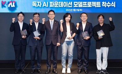 배경훈 과학기술정보통신부 장관이 9일 오후 서울 중구 르메르디앙 미드센츄리룸에서 열린 ‘독자 AI 파운데이션 모델 프로젝트 착수식’ 에서 ‘K-AI’ 앰블럼 수여식 및 기념촬영을 하고 있다. 사진=과학기술정보통신부 제공