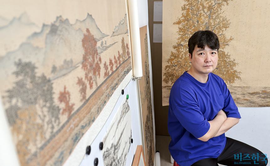 제현모 작가는 당나라시대에 제작된 것처럼 보이는 관념산수화와 우리 자연을 소재 삼은 실경산수화를 함께 보여준다. 전통을 계승하면서 현대 감각에 맞는 우리 그림을 시도하고 있는 것이다. 사진=박정훈 기자