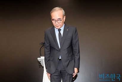KT 소액결제 사태 일파만파…김영섭 KT 대표 연임 가능할까