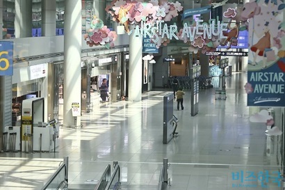 코로나19 팬데믹 당시인 2020년 4월 인천공항 면세구역의 한산한 모습. 사진=비즈한국 DB
