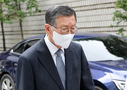박삼구 전 금호아시아나그룹 회장이 18일 2심 재판에서 집행유예를 선고 받은 후 법정을 나서고 있다. 사진=연합뉴스