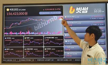 빗썸 2대 주주인 비덴트의 조모회사 버킷스튜디오의 매각 작업이 이번주 본입찰에 들어간다. 지난 7월 11일(미 현지시각 10일) 서울 강남구 빗썸 라운지 시황판에 비트코인 1개당 가격이 11만 6734.94달러로 최고가를 기록한 모습. 사진=박정훈 기자