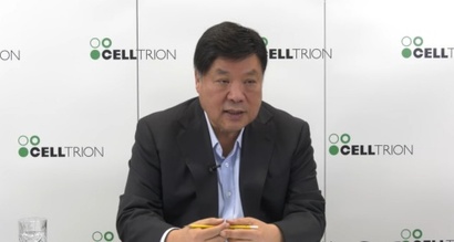 셀트리온이 미국 관세정책에 대응하기 위해 현지 생산시설을 확보했다. 서정진 셀트리온 회장이 온라인 간담회를 통해 미국 제약사 일라이릴리의 생산공장 인수 본계약 체결 사실을 발표하고 있다. 사진=셀트리온 공식 유튜브 챕처