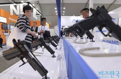 팔레스타인 집단 학살에 관여한 이스라엘 국방부 대외협력국과 방산 기업들이 서울 ADEX 2025에 초청돼 논란이 일고 있다. 사진은 지난 2023 ADEX에서 관람객들이 전시된 무기를 살펴보는 모습. 사진=박정훈 기자