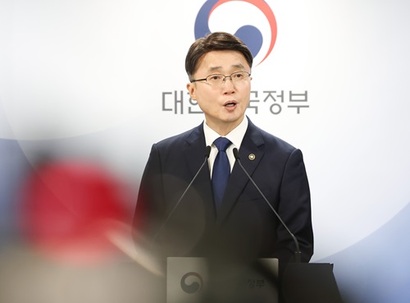 잇단 해킹 사고 이후 정부가 보안체계 전면 재검토에 나선다. 류제명 과학기술정보통신부 제2차관이 7월 4일 서울 종로구 정부서울청사에서 SK텔레콤 침해사고 최종 조사결과를 발표하고 있다. 사진=임준선 기자