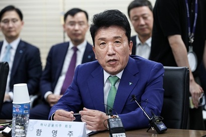 함영주 하나금융지주 회장이 지난해 9월 은행회관에서 열린 중소기업 기후위기 대응 등의 지원을 위한 업무협약식에서 인사말을 하고 있다. 사진=연합뉴스