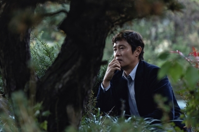 인간의 희로애락을 넘어서는 다양한 층위의 감정을 연기로 승화시켜내고야 마는 이병헌. 정말, 그의 연기는 어쩔 수가 없다. 사진=CJ ENM·모호필름 제공