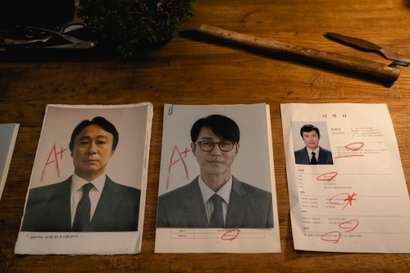 제지업계, 그중에서도 특수지 라인에서 20년 넘는 경력을 쌓은 만수에게 경쟁자는 몇 되지 않는다. 자신보다 앞서 있을 것으로 예상되는 구범모와 고시조가 제거 대상에 오른다. 사진=CJ ENM·모호필름 제공