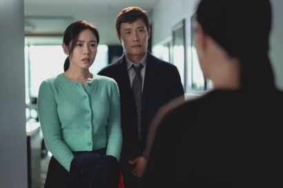 실직 후 만수의 아내 미리는 여러 모로 만수에게 강력한 지지를 보낸다. 그럼에도 가장으로의 무게는 만수를 벼랑 끝으로 내몬다. 사진=CJ ENM·모호필름 제공