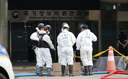 30일 오전 대전 유성구 국가정보자원관리원 화재 현장에서 감식 관계자들이 현장 감식을 준비하고 있다. 사진=연합뉴스
