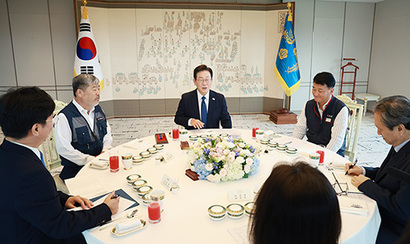 이재명 대통령이 9월 4일 서울 용산 대통령실 청사에서 열린 양대노총 위원장과의 오찬 간담회를 주재하고 있다. 간담회에는 김동명 한국노총 위원장, 양경수 민주노총 위원장, 김영훈 고용노동부 장관, 문진영 대통령실 사회수석, 강유정 대통령실 대변인이 참석했다. 사진=연합뉴스