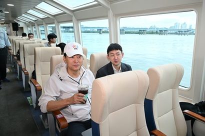 오세훈 서울시장이 지난 9월 18일 운항을 시작한 한강버스에 탑승했다. 사진=서울시 제공