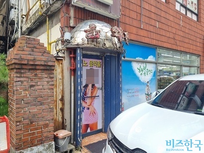 첫마중길 인근 유흥업소에는 성매매를 암시하는 듯한 사진이나 그림이 걸려 있었다. 사진=박형민 기자