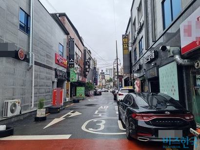 첫마중길에서 골목길로 들어서자 다수의 유흥업소가 등장했다. 사진=박형민 기자