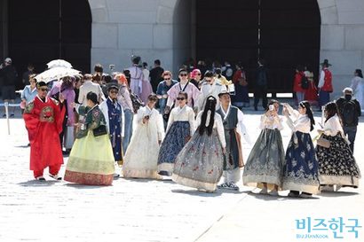 한복을 입고 경복궁을 관람하는 외국인 관광객들. 사진=임준선 기자