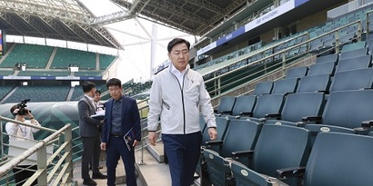 김관영 전북도지사가 지난 5월 전주월드컵경기장을 찾아 시설을 점검하고 있다. 사진=전북특별자치도 제공