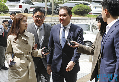 최태원 SK그룹 회장이 지난해 4월 16일 서울 서초구 서울고법에서 열린 노소영 아트센터 나비 관장의 이혼 소송 항소심 2차변론에 참석하고 있다. 사진=박정훈 기자