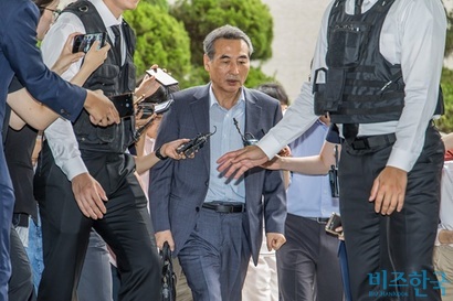 양평고속도로 노선 변경 의혹을 수사 중인 김건희 특검이 최근 인수위 시절부터 노선 변경 논의가 오갔다는 정황을 확보한 것으로 알려졌다. 지난 6월 서울 서초구 서초동에 마련된 임시 사무실에 출근하는 민중기 특별검사. 사진=최준필 기자