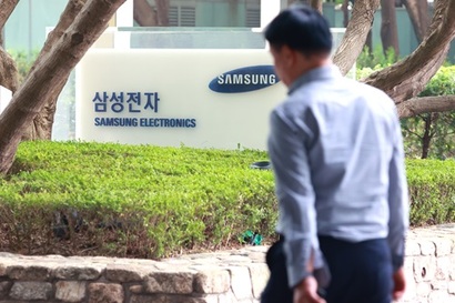 삼성전자와 LG전자가 올해 3분기 잠정 실적을 공개한 가운데 삼성전자는 1년 3개월 만에 분기 영업이익 10조 원대를 돌파했다. 삼성전자 서초 사옥. 사진=연합뉴스