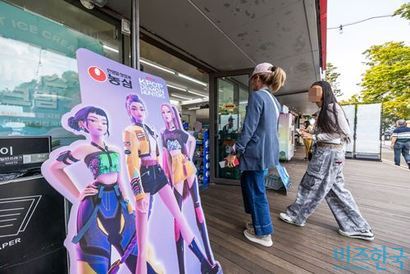 넷플릭스 ‘케이팝 데몬 헌터스’ 흥행으로 남산을 찾는 외국인이 늘어난 가운데 남산공원 편의점 밖에 케데헌 제품 홍보물이 세워져 있다. 사진=최준필 기자