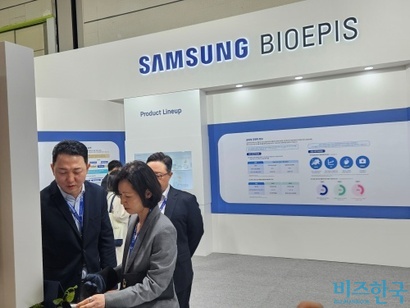 김경아 삼성바이오에피스 대표이사 사장(오른쪽)이 지난 15일 BIX코리아2025에 마련한 삼성바이오에피스 전시부스를 방문 점검하고 있다. 사진=최영찬 기자