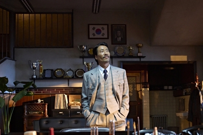 일본 비행기 납치사건에 한국이 개입하게 된 계기는 간단하다. 이 문제를 멋들어지게 해결해 대통령에게 잘 보이고자 하는 중앙정부부장의 공명심. 사진=넷플릭스 제공