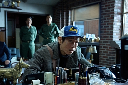 이름도 신분도 없이 중앙정보부장의 해결사로 국가 대소사를 음지에서 해결하는 아무개 역의 설경구. 변성현 감독과의 네 번째 만남도 성공적이다. 사진=넷플릭스 제공