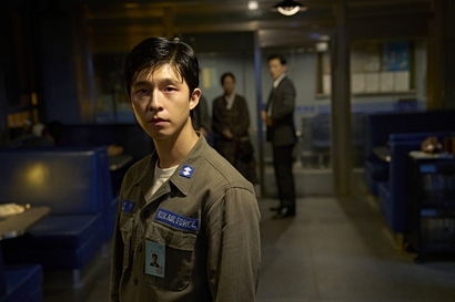 이름을 높이고 싶었던 엘리트 공군 중위 서고명 역의 홍경. 영화 ‘댓글부대’ ‘청설’과 드라마 ‘약한영웅 Class 1’ ‘악귀’ 등으로 영리한 연기를 보여준 그가 왜 한국 영화계 차세대 배우로 꼽히는지를 유감없이 증명한다. 사진=넷플릭스 제공