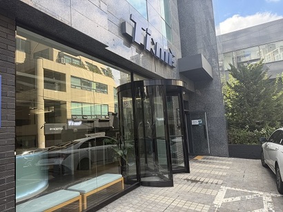 건물 외벽의 팀프레시 간판 등은 아직 철거되지 않았다. 사진=박해나 기자