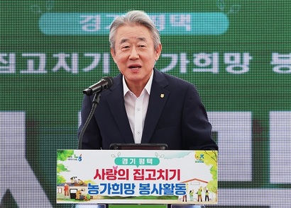 뇌물수수 혐의로 압수수색 후…강호동 농협중앙회장 행보에 쏠린 눈