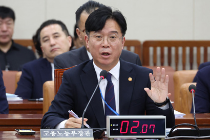 김영훈 고용노동부 장관이 10월 15일 국회 기후에너지환경고용노동위원회​ 국정감사에서 의원 질의에 답변하고 있다. 사진=박은숙 기자